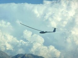 Segelflugzeug vor Wolken
