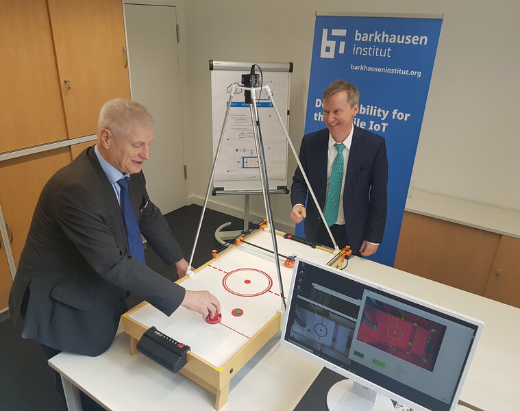 (v.l.) Prof. Ludwig Schulze, DRESDEN-concept, und Prof. Gerhard Fettweis, Geschäftsführer Barkhausen Institut (v.l.) Prof. Ludwig Schulze, DRESDEN-concept, und Prof. Gerhard Fettweis, Geschäftsführer Barkhausen Institut Foto: Konrad Kästner, TU Dresden