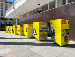 Informationsstelen vor dem Kulturpalast