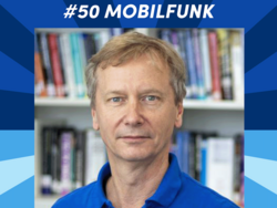 You see a headshot of Gerhard Fettweis in front of a bookshelf. This headshot is surrounded by a frame in different shades of blue. Above the headshot within the frame the text says #50 Mobilfunk. Under the headshot it says "mit Gerhard Fettweis (TU Dresden).