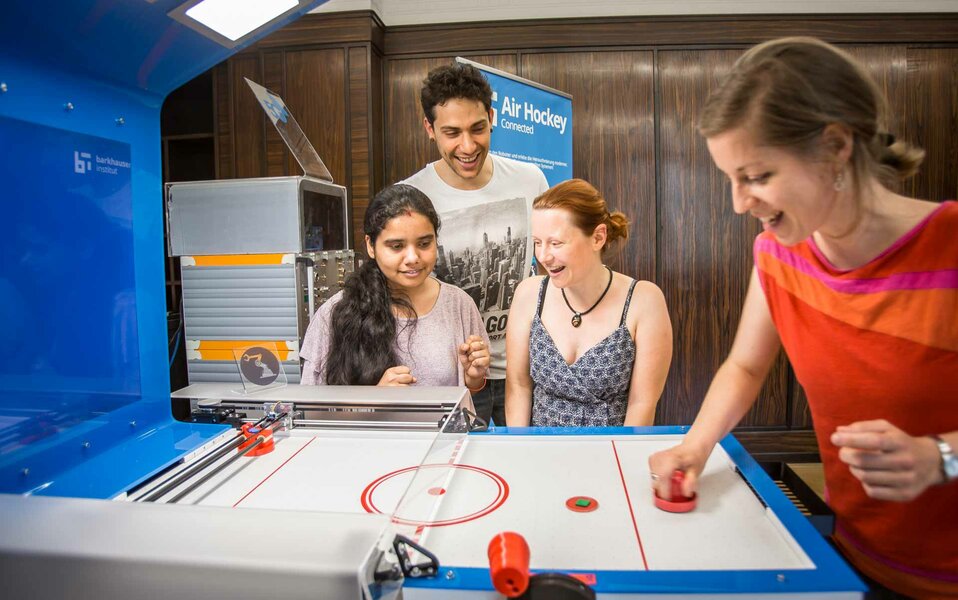 A robot replaces a player A robot replaces a player Barkhausen Institut
